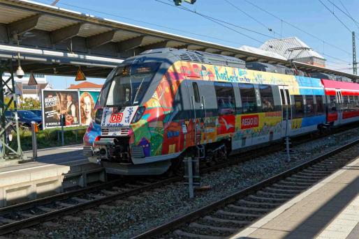 BR 442 S Bahn Rostock Außenansicht Sonderlackierung