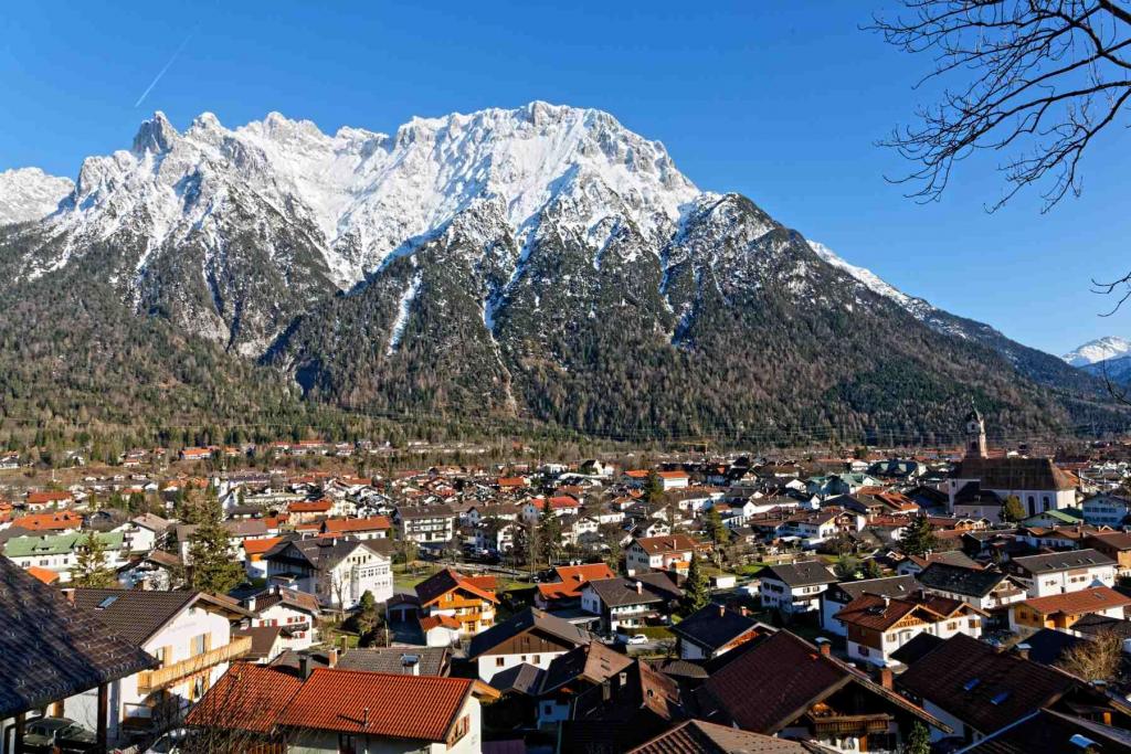 Mittenwald Panoramna gegen Karwendel