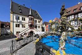 Volkach Rathaus Osterbrunnen